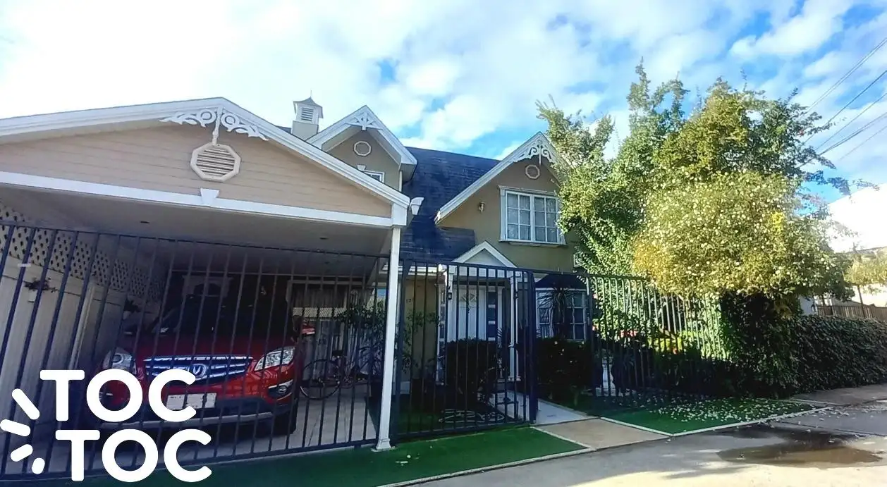 Espectacular propiedad ubicada en pasaje uno, comuna del bosque, cuenta con 145m2 de terreno, y 110m2 construidos, Cuenta con dos pisos, 3 amplios dormitorios, un baño principal y de visitas, Living comedor, cocina, logia, un cobertizo-bodega, estacionamiento, y una amplia terraza para esas bellas tardes en familia.

La propiedad esta ubicada en barrio tranquilo, contando con portón eléctrico y cámaras de seguridad en el pasaje, a solo minutos de la carretera 5 sur, contando con diversos colegios, centros médicos y centros comerciales.

No deje pasar esta increíble oportunidad de encontrar la casa de ensueños para la familia.


Superficie terreno: 145 m²

Superficie construida: 110 m²
