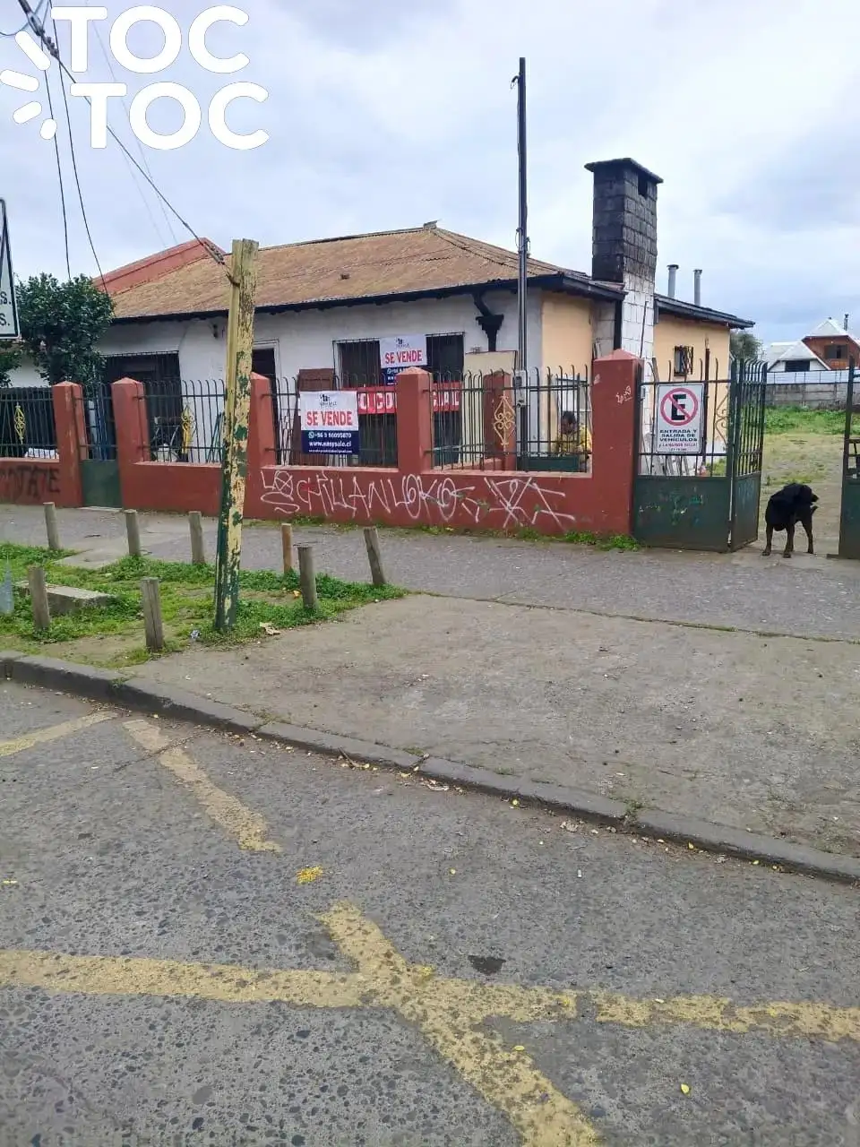 ¡Gran oportunidad comercial en el corazón de Chillán!

Se vende amplia propiedad de 1.000 m², estratégicamente ubicada en Avenida Argentina, Chillán, uno de los sectores con mayor flujo peatonal y vehicular de la ciudad. Su entrada de vehículos y su excelente visibilidad la convierten en una alternativa ideal para proyectos comerciales de gran proyección.

El terreno alberga una sólida casa de 130 m², construida en material sólido y actualmente habilitada con tres habitaciones, living-comedor y dos baños, todo completamente cercado. Estas instalaciones pueden ser aprovechadas como oficinas, bodegas o área de apoyo para cualquier tipo de emprendimiento.

La ubicación es simplemente privilegiada: a pasos de hospitales, comisaría, bancos, bencinera y comercio en general, frente a un Mc Donald’s y a un costado de la Mutual de Seguridad, garantizando un entorno de alto tránsito y servicios complementarios que potencian aún más su atractivo comercial.

Una propiedad con excelente potencial para restaurantes, centros de servicios u otros negocios de gran visibilidad. Contáctanos y descubre la mejor inversión en pleno Chillán.